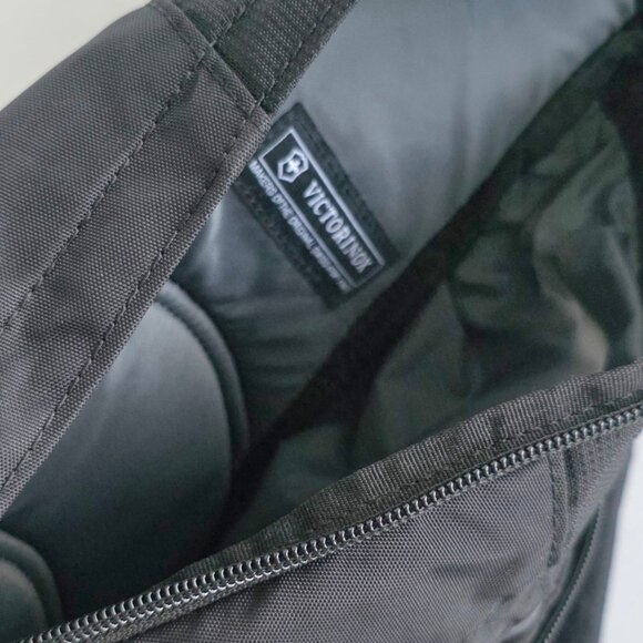 VICTORINOX SLING BAG! ๐๐๐ - Picture 13 of 16